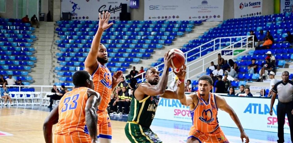 SAN CARLOS CONSOLIDA LIDERAZGO Y COMPLICA A HUELLAS