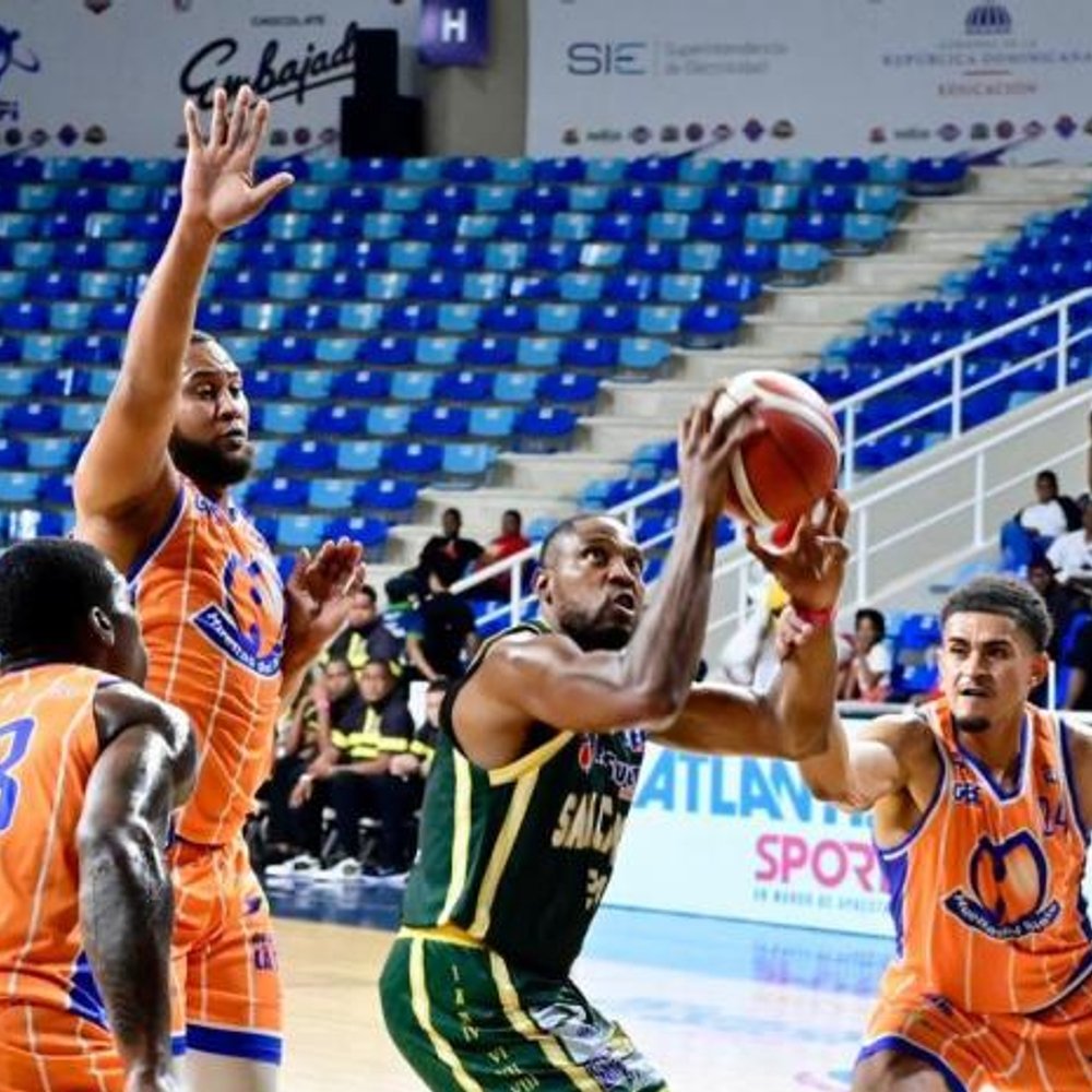 SAN CARLOS TRIUNFA Y COMPLICA A HUELLAS