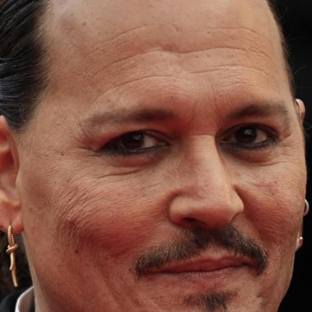 Johnny Depp presenta su caótico arte en Tokio con el debut internacional de A Bunch of Stuff