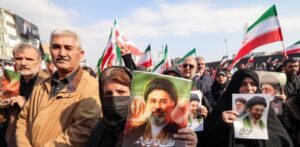 Miles de iraníes muestran lealtad al nuevo guía supremo Mojtaba Jamenei