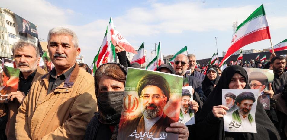 Miles de iraníes muestran lealtad al nuevo guía supremo Mojtaba Jamenei