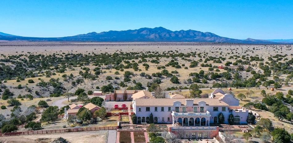 Allanan rancho de Epstein en Nuevo México por investigadores de EEUU