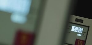 Alza del petróleo continúa pese a liberación de reservas estratégicas