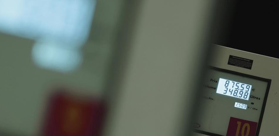 Alza del petróleo continúa pese a liberación de reservas estratégicas