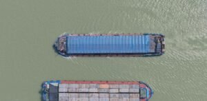 Miles de barcos chinos concentrados en formaciones geométricas despiertan interrogantes