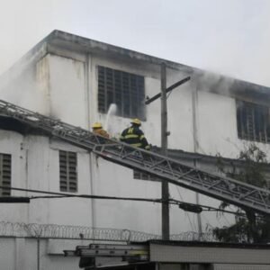 BOMBEROS-LUCHAN-CONTRA-INCENDIO-EN-ALMACEN-BANRESERVAS_.jpg