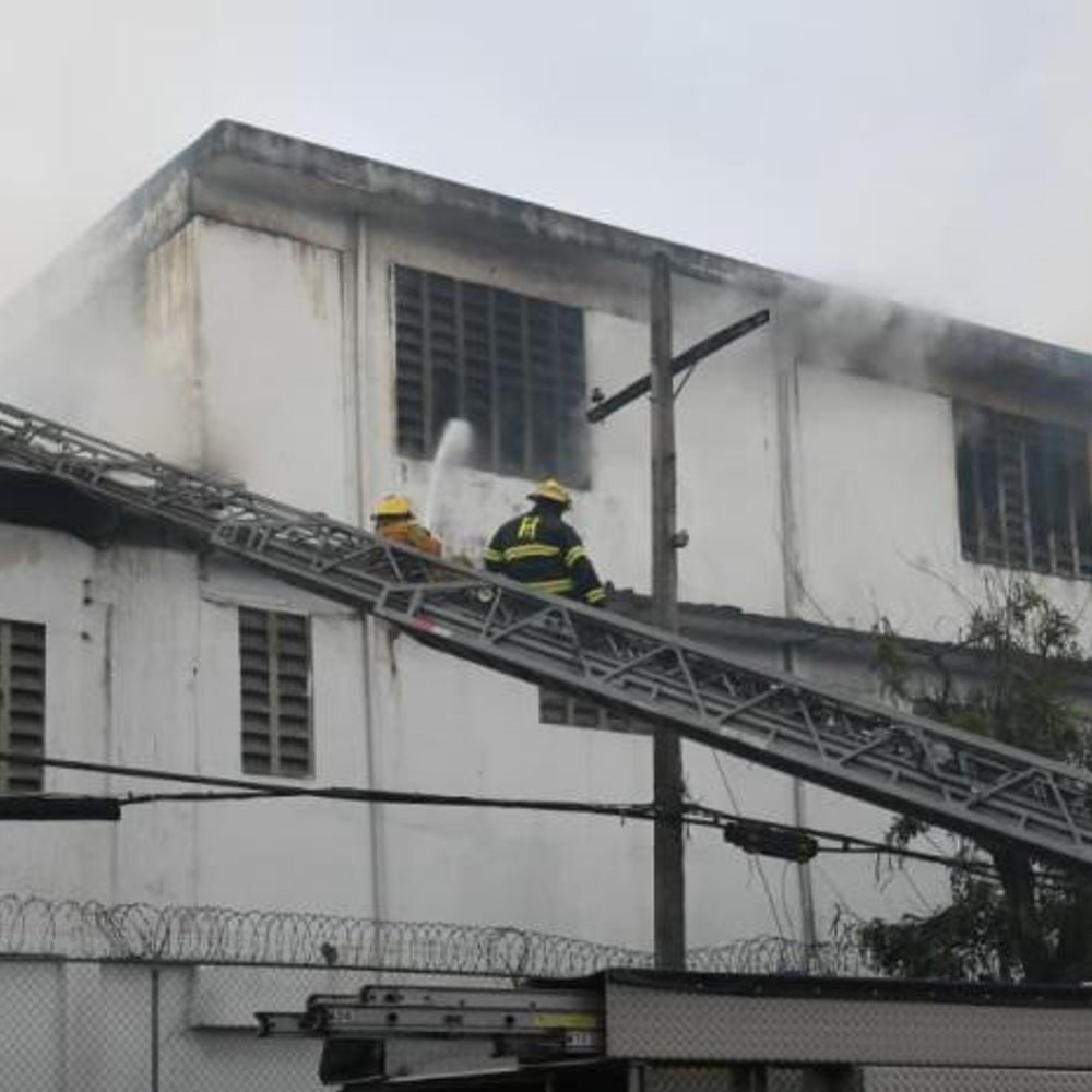 BOMBEROS-LUCHAN-CONTRA-INCENDIO-EN-ALMACEN-BANRESERVAS_.jpg