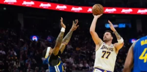 Doncic-destaca-en-su-cumpleanos-mientras-los-Lakers-dominan-a-Warriors-debilitados_.webp