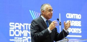 LUISIN-ELOGIA-PABELLON-MUNDIAL-DE-TENIS_.jpg