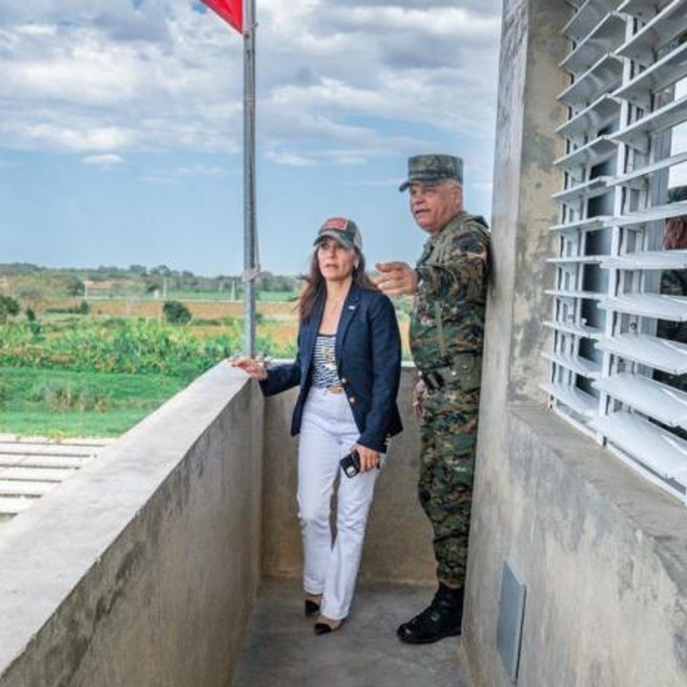 MINISTRO-Y-EMBAJADORA-INSPECCIONAN-FRONTERA-DAJABON_.jpg