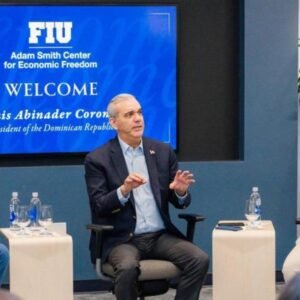 ABINADER-SE-REUNE-CON-ALUMNOS-DOMINICANOS-EN-FLORIDA_.jpg