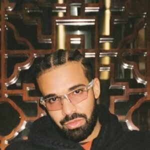 DRAKE-LANZA-TRES-DISCOS-AL-MISMO-TIEMPO_.jpg