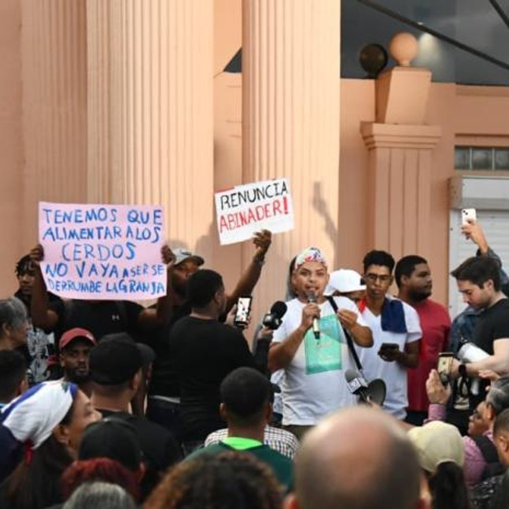 MANIFESTANTES-RECHAZAN-REFORMA-FISCAL-FRENTE-A-PALACIO-NACIONAL-CADA-LUNES_.jpg