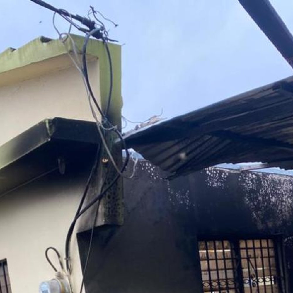 SUJETO-ENCUBIERTO-INCENDIA-CASA-CON-FAMILIA-DENTRO-EN-LA-VEGA_.jpg