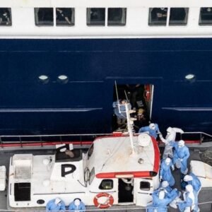 TRASLADAN-A-TRES-DESDE-BARCO-POR-SOSPECHA-DE-HANTAVIRUS-A-HOLANDA_.jpg