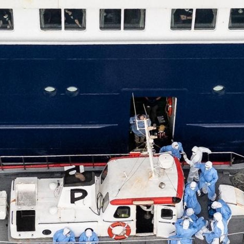 TRASLADAN-A-TRES-DESDE-BARCO-POR-SOSPECHA-DE-HANTAVIRUS-A-HOLANDA_.jpg