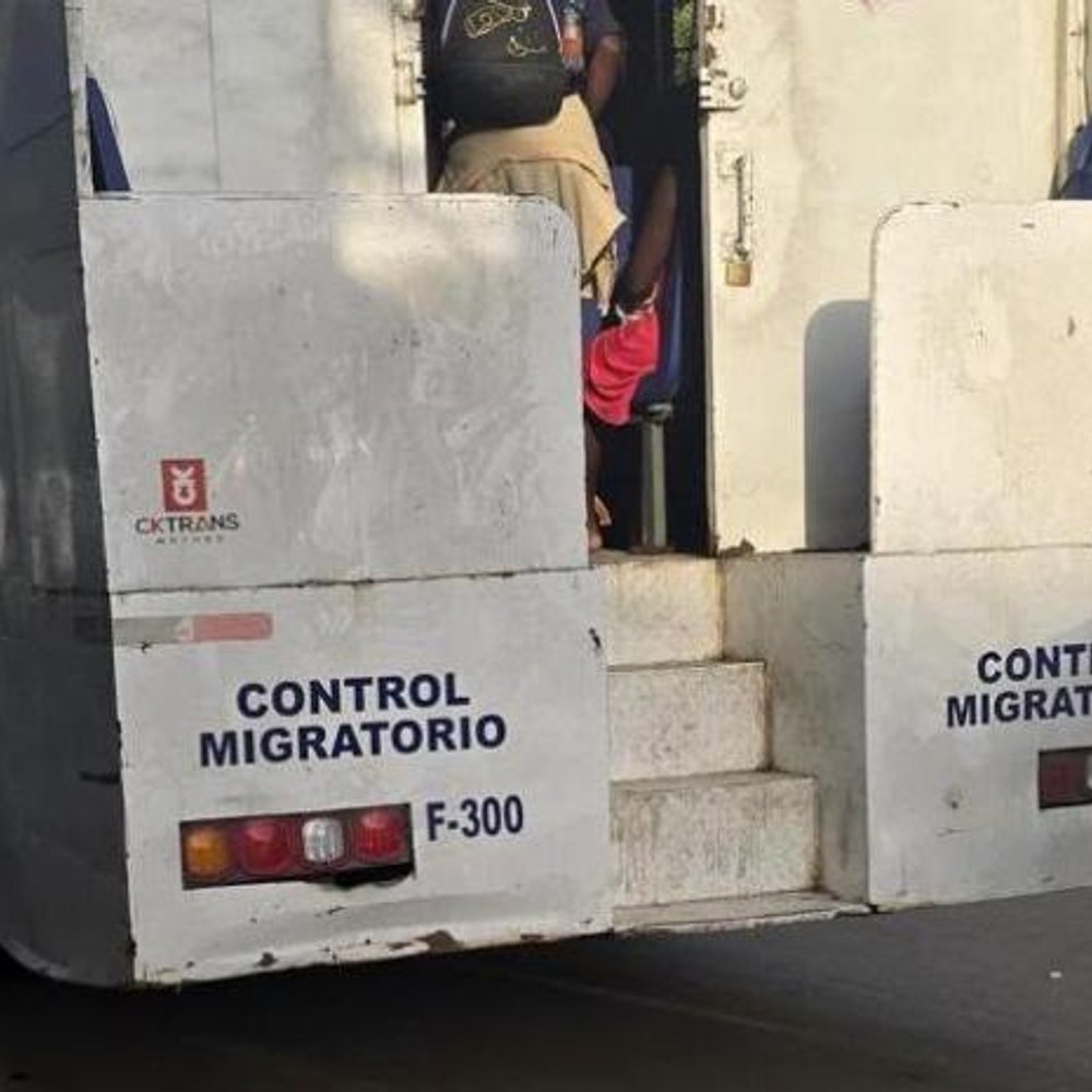 APREHENDEN-A-DUO-DE-FUNCIONARIOS-CON-GRUPO-DE-EXTRANJEROS_.jpg