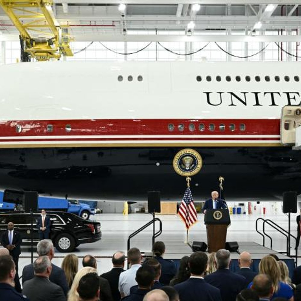 TRUMP-MUESTRA-AVION-PRESIDENCIAL-DONACION-DE-CATAR_.jpg