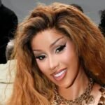 Cardi B luce bikini de la bandera dominicana para promocionar su nueva canción