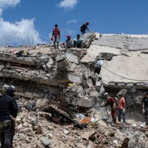 RESCATISTAS-EXTRAEN-VENEZOLANO-DE-RUINAS-TRAS-SISMO_.jpg