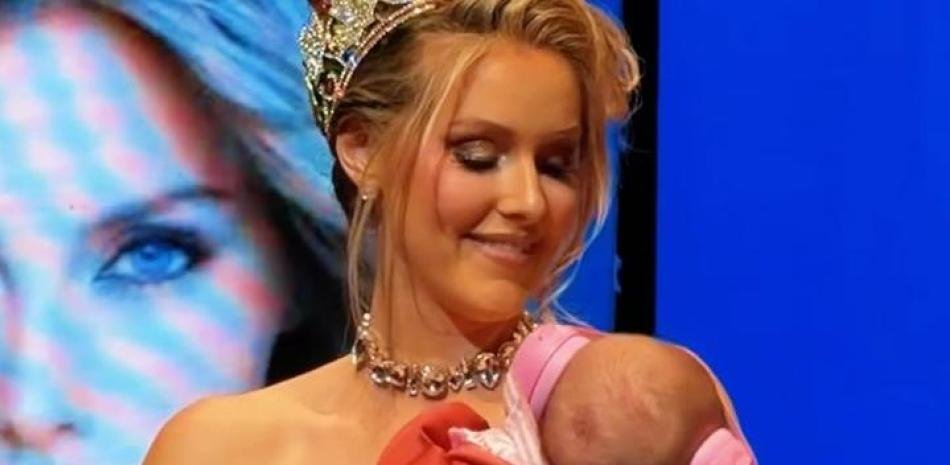 Jaime-Vandenberg-cierra-su-ciclo-como-Miss-Universo-Canada-2025-sosteniendo-a-su-bebe_.jpg