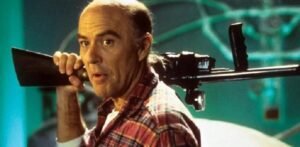 Muere-Reggie-Bannister-el-iconico-heroe-de-la-escopeta-de-cuatro-canones-de-la-saga-Fantasmas_.jpg
