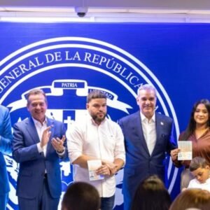 ABINADER-ENTREGA-PASAPORTE-ELECTRONICO-EN-NUEVA-YORK-NUEVA-JERSEY-Y-BOSTON_.jpg