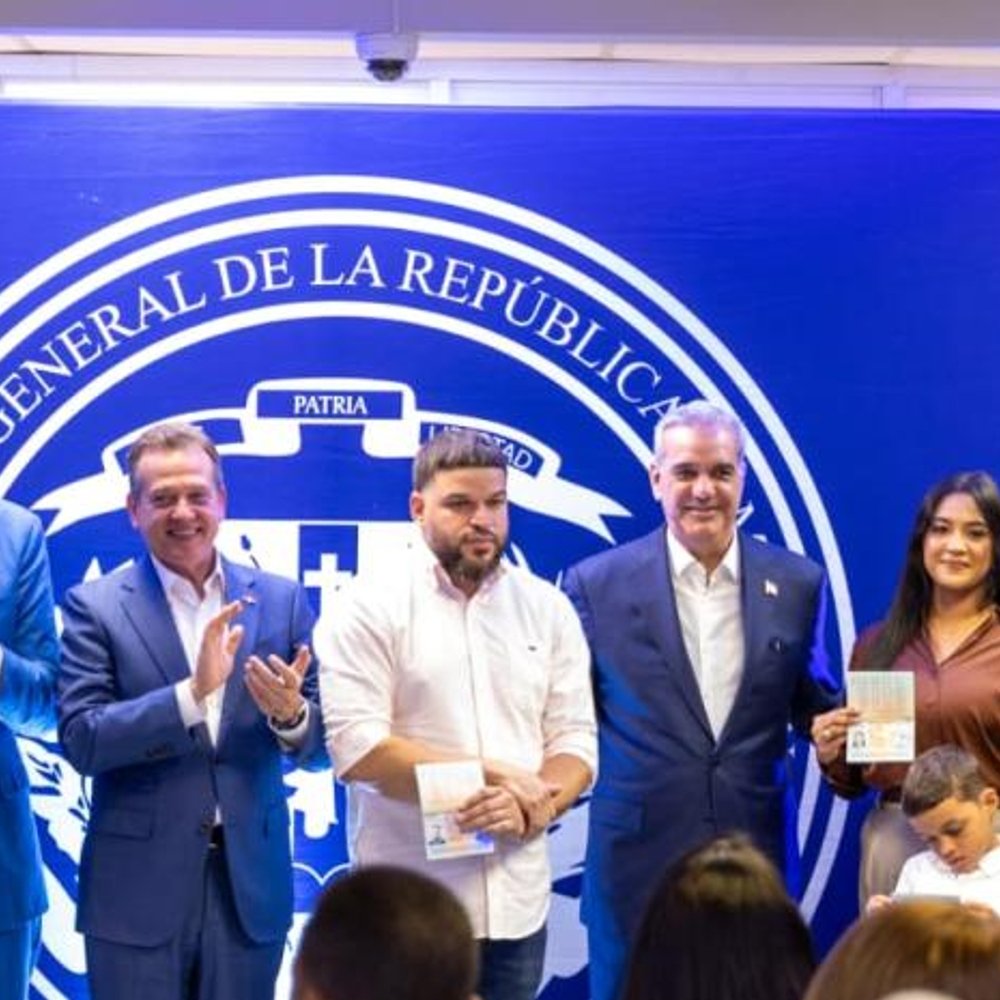 ABINADER-ENTREGA-PASAPORTE-ELECTRONICO-EN-NUEVA-YORK-NUEVA-JERSEY-Y-BOSTON_.jpg